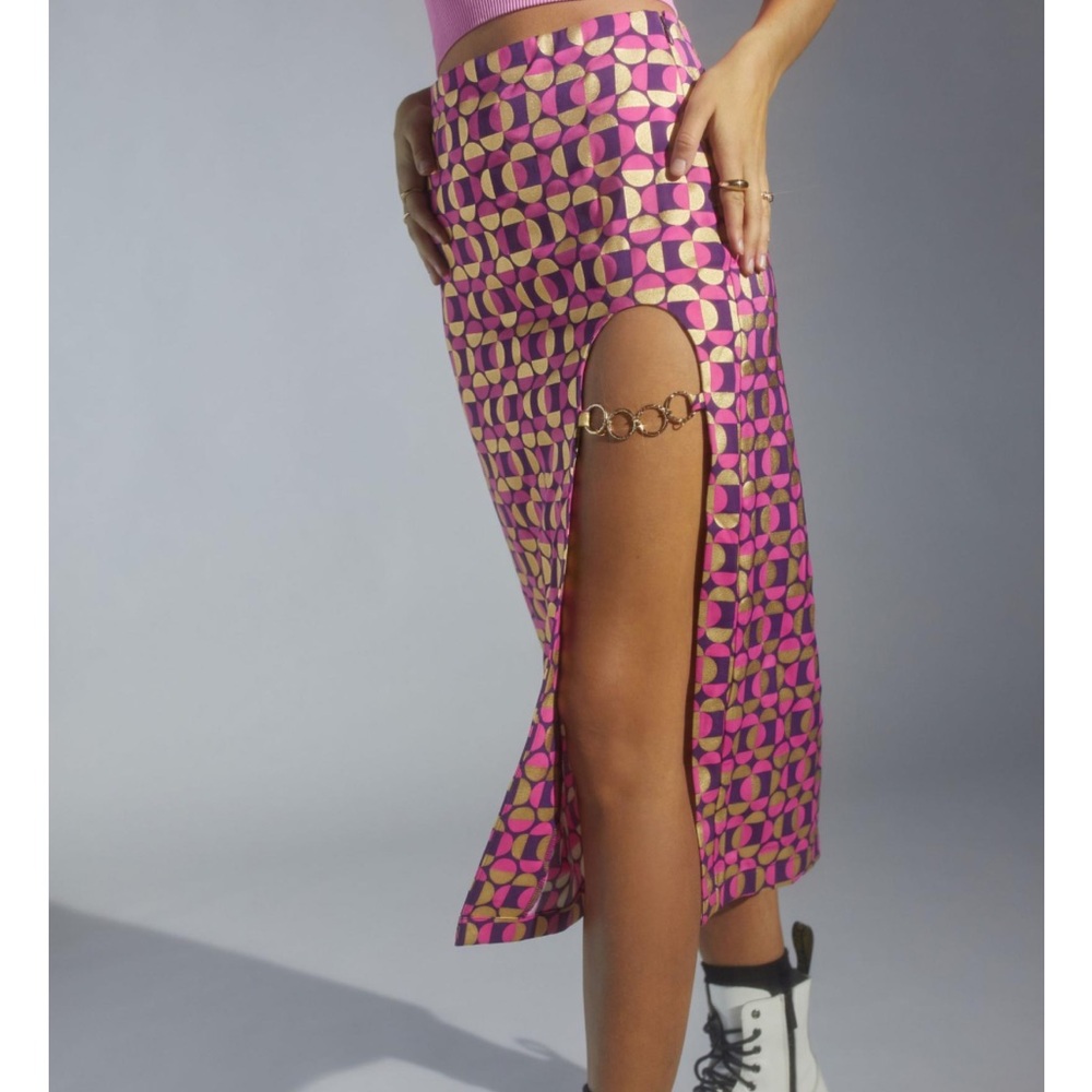 NWOT Urban Outfitters High slit chain midi skirt Size: Medium thigh high slit - Picture 3 of 8